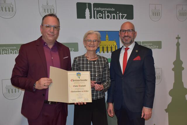 Bürgermeister Michael Schumacher mit Josefine Bischoff und Vizebürgermeister Berndt Hamböck (v.l.) | Foto: MeinBezirk/Fischer/Gady