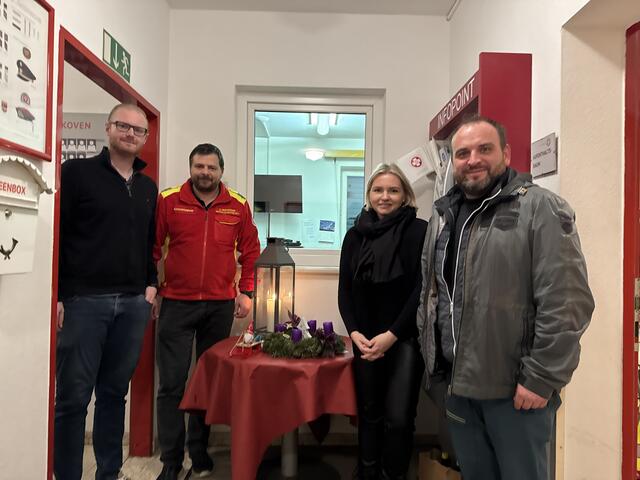 JVP-Bezirksobmann Fabian Ritzberger, Samariterbund-Dienststellenleiter Ernst Eibensteiner, Landtagsabgeordnete Astrid Zehetmair und Vizebürgermeister Michael Eder bei der Überbringung der Weihnachtsgrüße. | Foto: JVP