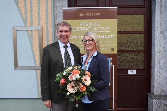Bgm. Erich Gosch überbrachte die Glückwünsche der Gemeinde zur Eröffnung der Zivilrechtsmediation von Angelika Platzer. | Foto: Edith Ertl