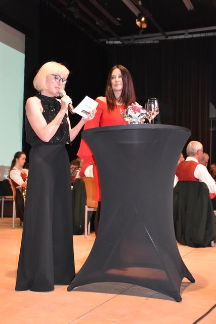 Beeindruckte mit ihren Ausführungen für die Geehrten: Vizebürgermeisterin Helga Sams mit Moderatorin Nina-Nike Velander | Foto: MeinBezirk/Fischer/Gady