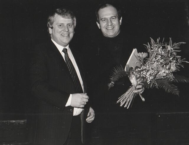 Ferdinand Reitmaier überreichte Otto Schenk einen Blumenstrauß. | Foto: Reitmaier