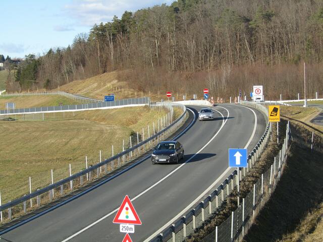 Noch liegt die Frequentierung der Schnellstraße S7 weit unter den Prognosen. Es ist ja auch erst die Hälfte der Straße befahrbar. | Foto: Peter Sattler