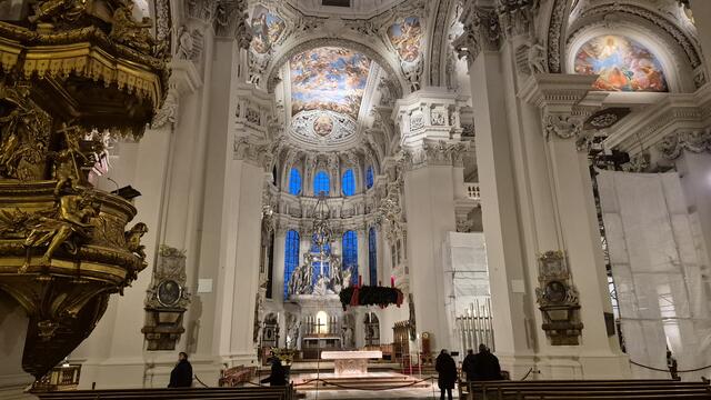 03.12.2024 Im Inneren des Doms St. Stephan wurde gerade renoviert. Nur die Orgel ist noch nicht fertig.
(Passau)