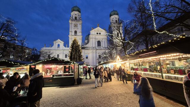 03.12.2014 vor dem Dom der Weihnachtsmarkt
