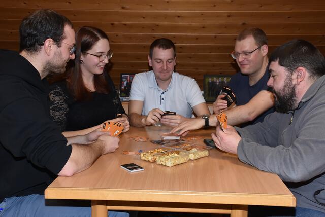 Spieleabend der FF Riedersdorf, Gemeinde Pabneukirchen. Kommandant Daniel Höbarth (Bildmitte).  | Foto: Zinterhof