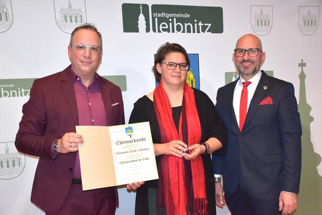 Ehrenzeichen in Gold: Bürgermeister Michael Schumacher mit Marianne Pratl-Zebinger und Vizebürgermeister Berndt Hamböck | Foto: MeinBezirk/Fischer/Gady