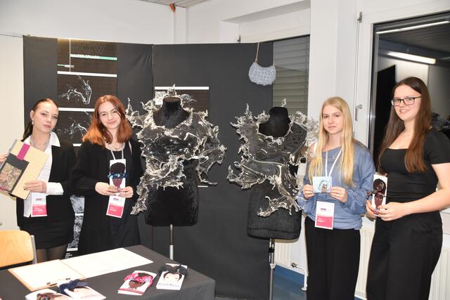 Plexiglas als Modestyle: Die Modeschülerinnen zeigten sich kreativ. | Foto: Michael Strini