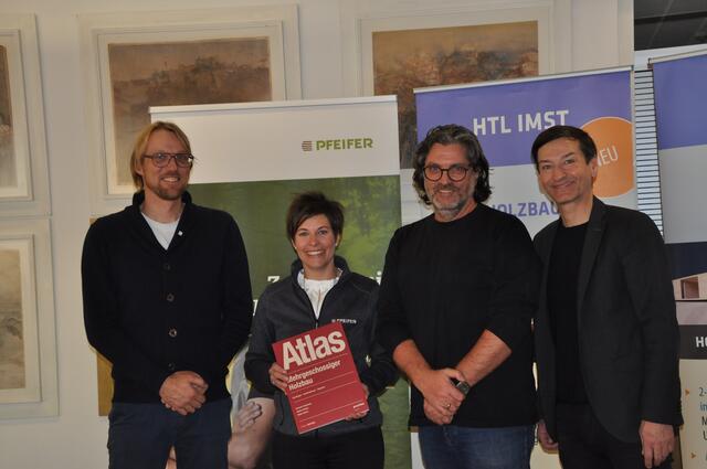 Dank der Förderung von proHolz Tirol (Philipp Zingerle) und Pfeifer Holz (Sarah Seelos) konnte die HTL Imst (Matthias Wegscheider und Markus Lentsch) den Holzatlas an die SchülerInnen verteilen. | Foto: Dorn