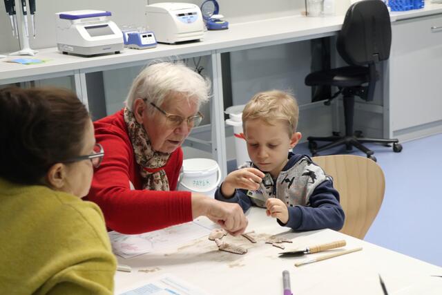 Veronika E. Peball, Elisabeth Knirsch und ihr Enkerl nahmen am Workshop „Science Omas: Nature Explorer - Auf der Spur der Knochen“ teil. | Foto: ISTA