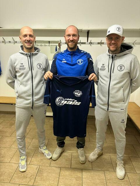 Tobelbads Sportchef Markus Teschl (l.) mit dem Brüderpaar Niederl. Dominik (r.) kam neu als Trainer, Christoph verstärkt ab sofort das Mittelfeld. | Foto: SV Tobelbad