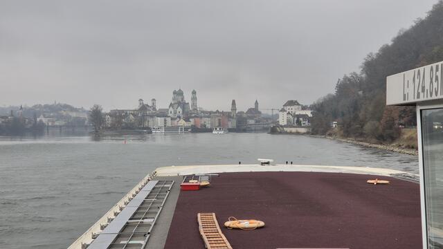 03.12.2024 wir erreichen Passau. Man kann den Zusammenfluss von Donau, Inn und der (kleineren) Ilz erkennen.