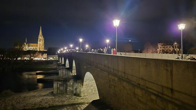 04.12.2024 Blick auf die steinerne Brücke und den Regensburger Dom. 
(viel Geschichte ist hier zu sehen).