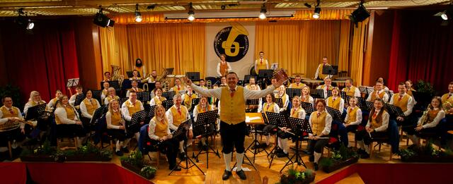 Josef Paulusberger jun. mit den Musiker:innen der MMK Gallspach | Foto: Michaela Schauer
