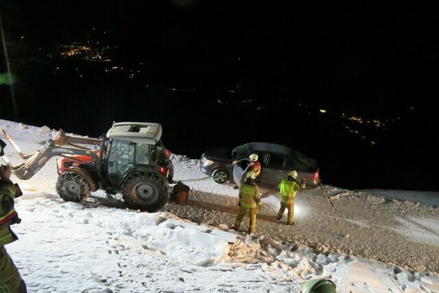 Der Vater der verunglückten Fahrerin konnte das Auto bis zum Eintreffen der Feuerwehr sichern. | Foto: FF Pfarrwerfen / Stefan Hafner