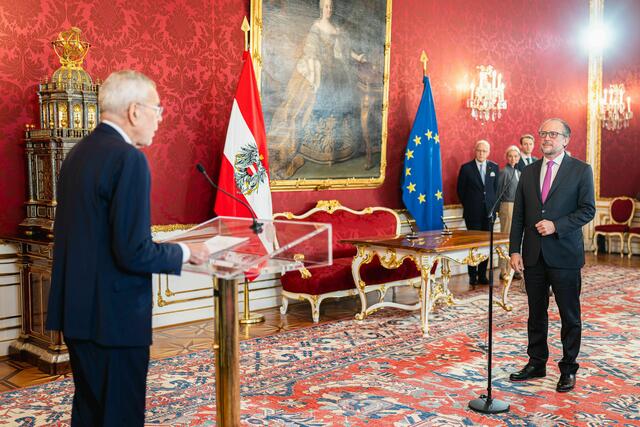 Im Zuge der Angelobung von Alexander Schallenberg als Übergangskanzler hielt Van der Bellen eine kurze Rede.  | Foto: BKA