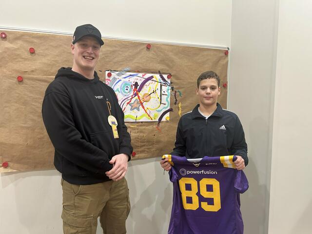 American-Football-Profi Florian Bierbaumer und Schüler Alvin vor ihrem gemeinsamen Kunstwerk.  | Foto: Vienna Vikings