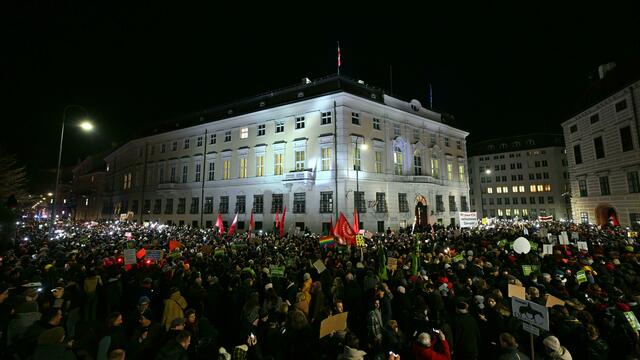Laut dem Veranstalter haben sich Tausende Menschen vor dem Ballhausplatz versammelt. | Foto: HELMUT FOHRINGER / APA / picturedesk.com 