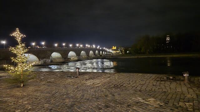 04.12.2024 Wir sind wieder zurück und schauen ein letztes Mal auf die steinerne Brücke bevor wir wieder zu unserem Schiff zurückkehren