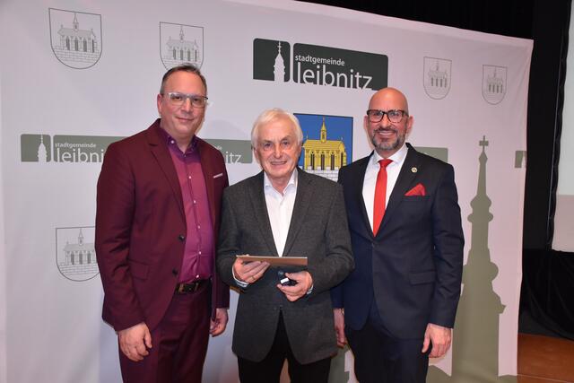 Ehrenzeichen in Gold: Bürgermeister Michael Schumacher mit Franz Hartinger und Vizebürgermeister Berndt Hamböck (v.l.) | Foto: MeinBezirk/Fischer/Gady