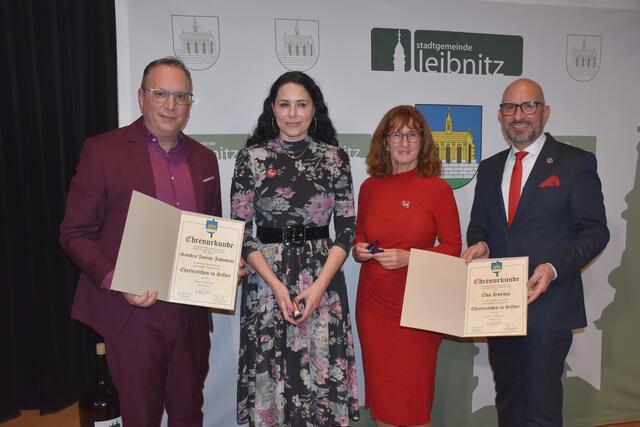 Ehrenzeichen in Silber: Bürgermeister Michael Schumacher, Eva Surma, Sandra Janics-Jakomini und Vizebürgermeister Berndt Hamböck | Foto: MeinBezirk/Fischer/Gady