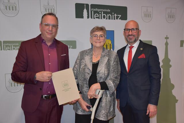 Ehrenzeichen in Gold: Bürgermeister Michael Schumacher mit Karla Grossmann und Vizebürgermeister Berndt Hamböck | Foto: MeinBezirk/Fischer/Gady