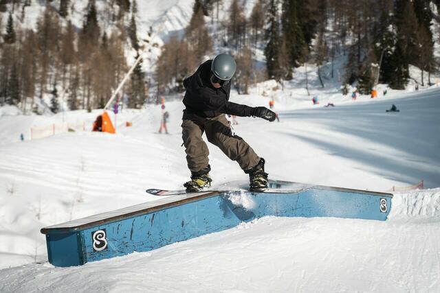 Ein Snowboarder "jibbt" souverän über die "Jibs" und bringt mit lässigen Moves den Freestyle-Spirit in den Funpark. | Foto: Blue Tomato