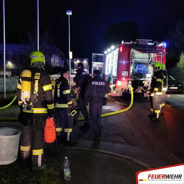 Gemeinsam mit der Feuerwehr Neudörfl bekämpfte die Feuerwehr Pöttsching das Feuer und den Rauch. | Foto: FF Pöttsching