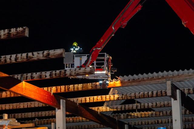 Einsatzkräfte sichern nach dem Sturm gefährdete Bereiche in den betroffenen Regionen.
 | Foto: Feuerwehr Mödling