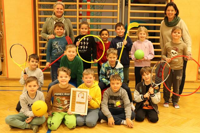 Sport als natürlichste Sache der Welt: Eulenklasse mit Karin Koele-Klimbacher (li stehend) und Elke Wildbacher | Foto: Gerhard Langmann