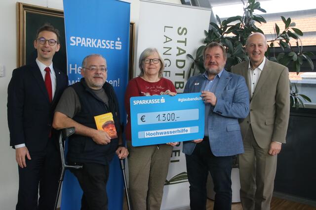 Spendenübergabe: Sparkassendirektor Martin Müllauer, Andy Nastl, Inge Prögelhof, Präsident Hans Ebner und Sparkassendirektor Erich Fichtenbauer (von links).