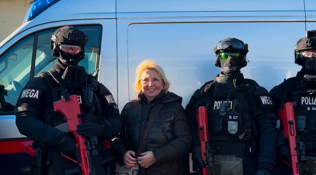 Vizebürgermeisterin Helene Fuchs-Moser mit den Einsatzkräften. | Foto: Lisa Wurzinger / RegionalMedien Niederösterreich