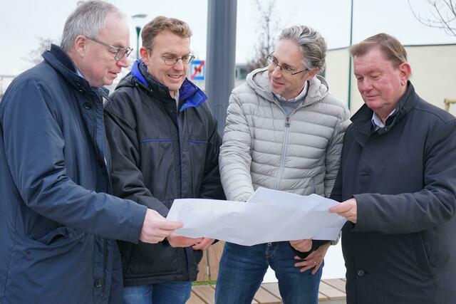 Präsentation des Lindheimplatzes: Stv. LH Stephan Pernkopf, Fritz Hudribusch/Leiter des Bauamts, 1. Vize-Bgm. Norman Pigisch, Bgm. Herbert Janschka

 | Foto: Heidi Gaganas