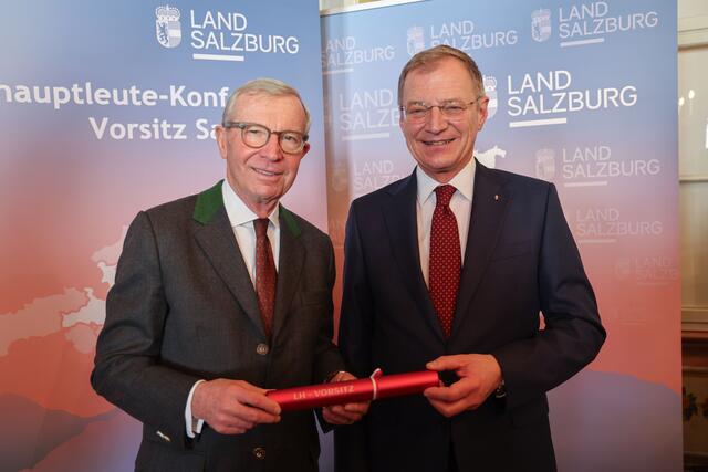 Landeshauptmann Wilfried Haslauer (Salzburg) und Landeshauptmann Thomas Stelzer (Oberösterreich) bei der Übergabe des Vorsitzes der Landeshauptleutekonferenz an Salzburg. | Foto: Land Salzburg / Franz Neumayr 