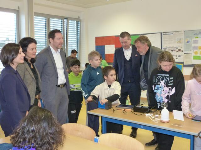 Interessiert begutachtete auch Bildungsdirektor HR OSR Alfred Lehner, Mag. (FH) Christian Vlasich, Geschäftsführer des Burgenländischen Schulungszentrums und MINT-Manager, sowie Direktor MMag. Dr. Markus Neuhold die jungen Talente. 