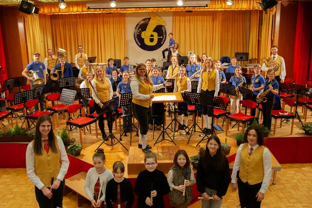 Das Jugendorchester MMKids unter der Leitung von Sonja Lorenz und die Gallspacher Blockflöten-Schülerinnen "Blockstars" mit ihren Lehrerinnen Stefanie Kaliauer (l) und Sofia Zernov (r) | Foto: Michaela Schauer
