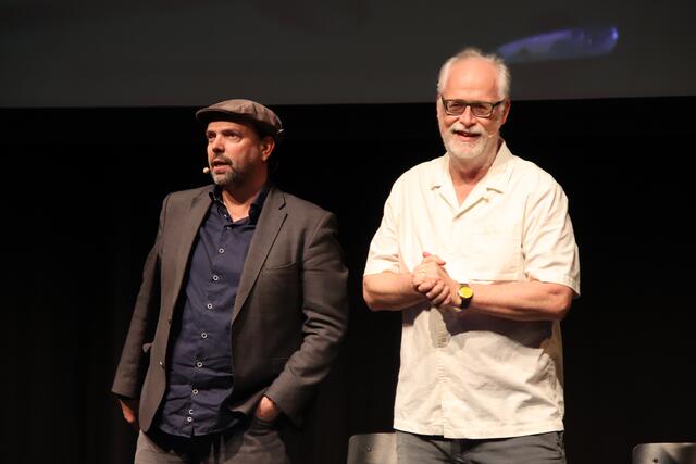 Satirischer Rückblick auf 2024: Peter Hörmanseder und Robert Stachel synchronisieren und improvisieren.