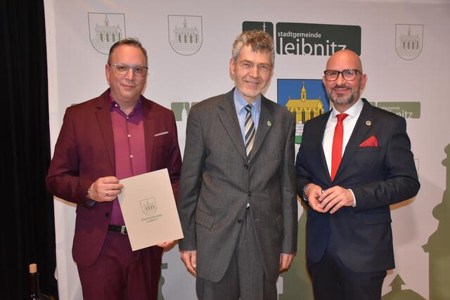Ehrenzeichen in Silber: Bürgermeister Michael Schumacher mit Siegfried Bauer und Vizebürgermeister Berndt Hamböck (v.l.) | Foto: MeinBezirk/Fischer/Gady