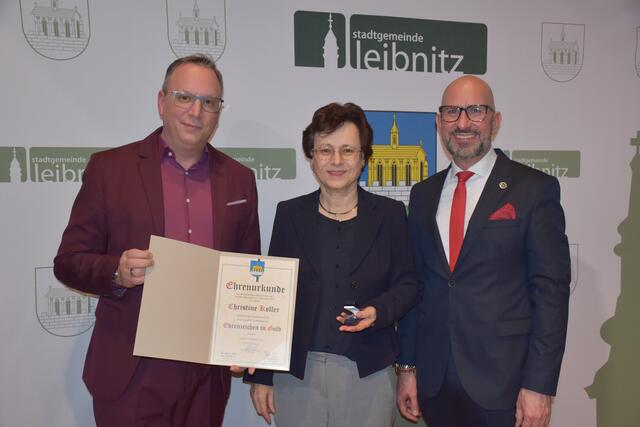 Ehrenzeichen in Gold: Bürgermeister Michael Schumacher mit Christine Koller und Vizebürgermeister Berndt Hamböck | Foto: MeinBezirk/Fischer/Gady