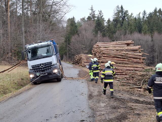 Der LKW war mit dem Heck in einen Straßengraben gerutscht und konnte die Fahrt nicht fortsetzen. | Foto: FF Grafendorf