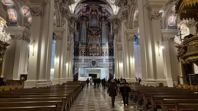 03.12.2024 Das Orgel ist noch mit einem Plakat verdeckt aber das schaut auch imposant aus...
