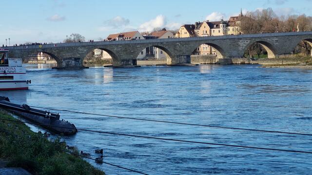 04.12.2024 erster Blick auf die berühmte steinerne Brücke in Regensburg