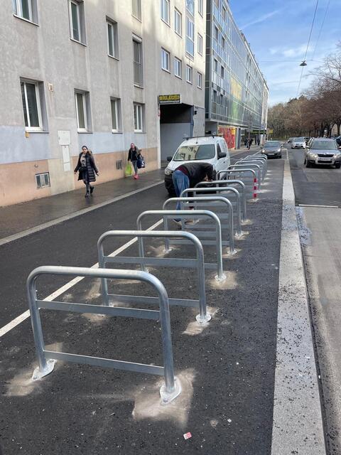 Laut MA28 sind die neu errichteten Fahrradbügel wieder entfernt worden.  | Foto: BV19