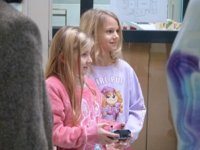 Gekonnt flogen die Schülerinnen die Drohne durch die Schulgänge.