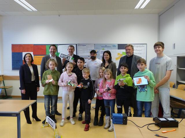 „Es sind nicht 20 Kinder in der Klasse, sondern 20-mal ein Kind, das individuell gefördert werden muss. Jedes Kind will forschen und entdecken.“, hörte man beim MINT-Tag der Volksschulen in Oberpullendorf. 