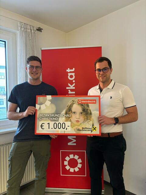 Julian Stockinger und Michael Furtmüller bei der symbolischen Spendencheck-Übergabe.  | Foto: MeinBezirk