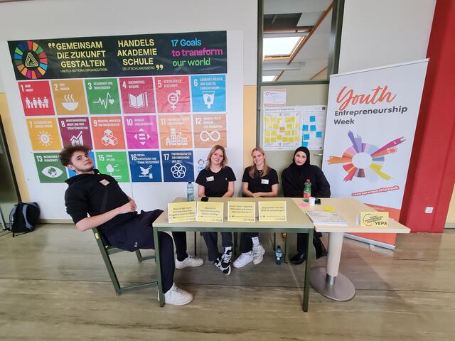 Über das Youth Entrepreneurship: Kevin Parlca, Theresa Wildbacher, Nina Paveza-Posch und Shad Musa | Foto: HAK Deutschlandsberg