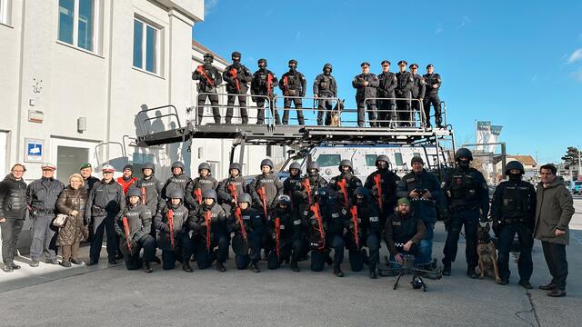 Die Spezialeinheiten am neuen Übungsstandort Korneuburg mit Bürgermeister Christian Gepp und Vizebürgermeisterin Helene Fuchs-Moser | Foto: Lisa Wurzinger / RegionalMedien Niederösterreich