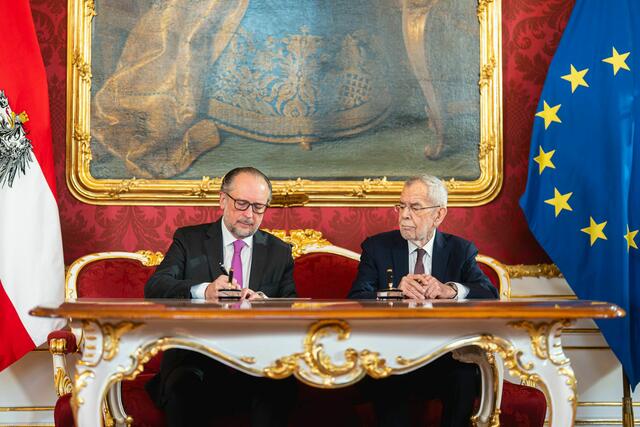 Nach dem Rücktritt von Bundeskanzler Karl Nehammer wurde Außenminister Alexander Schallenberg (beide ÖVP) am Freitag von Bundespräsident Alexander Van der Bellen als Übergangskanzler angelobt. | Foto: BKA