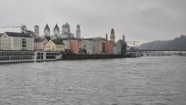 03.12.204 hier gehen wir an Land und werden den Dom  besichtigen, den man hier schon deutlich sieht.
(Passau)