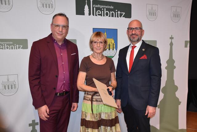 Ehrenzeichen in Gold: Bürgermeister Michael Schumacher mit Margit Tinnacher und Vizebürgermeister Berndt Hamböck (v.l.) | Foto: MeinBezirk/Fischer/Gady